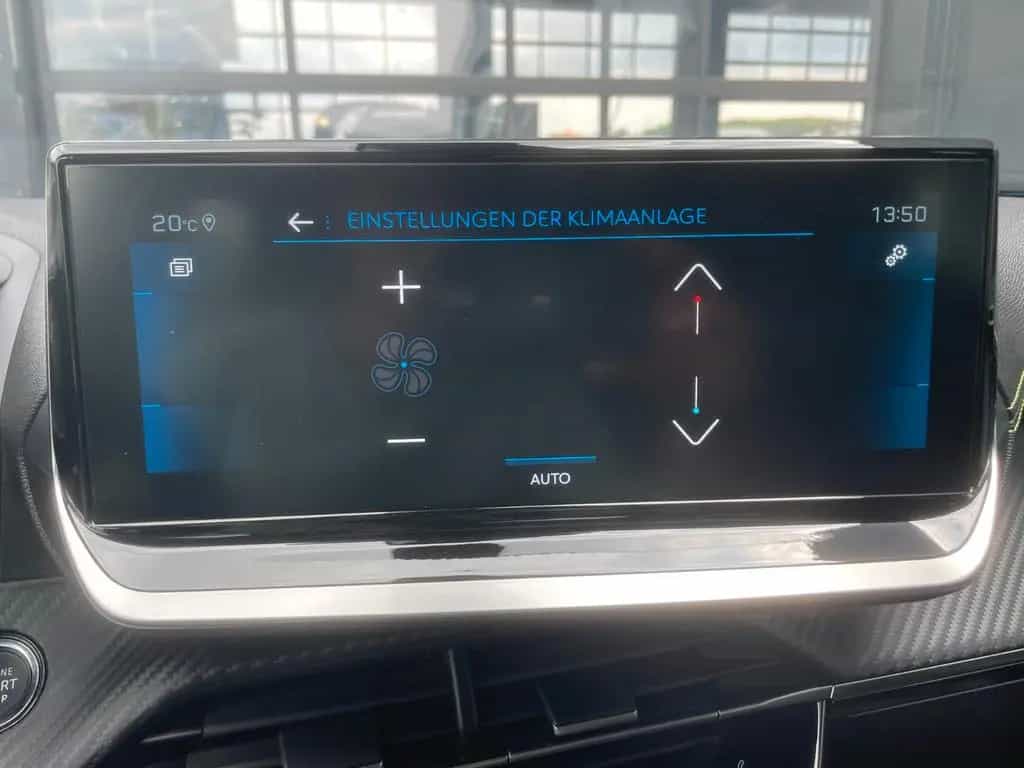 Peugeot 2008 GT e-THP PureTech AHK Pano Leder Kamera 02/2023-photo-22