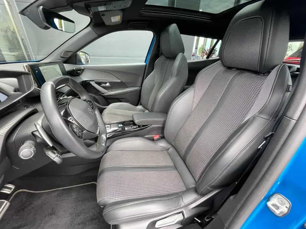 Peugeot 2008 GT e-THP PureTech AHK Pano Leder Kamera 02/2023-photo-9