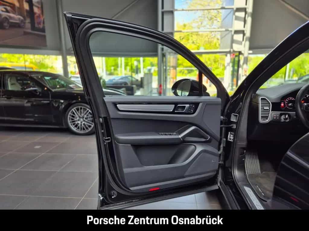 Porsche Cayenne Platinum Edition 10/2022-photo-18
