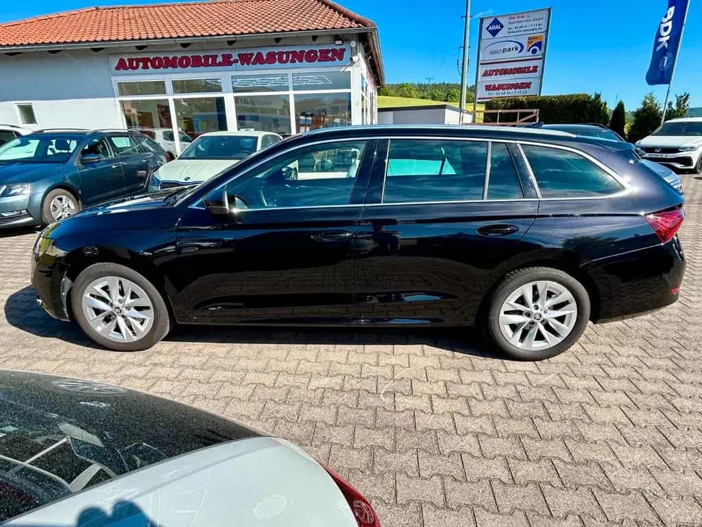 Skoda Octavia Combi Style 4x4 DSG AHK 2.0TSI 190PS 02/2024-photo-3