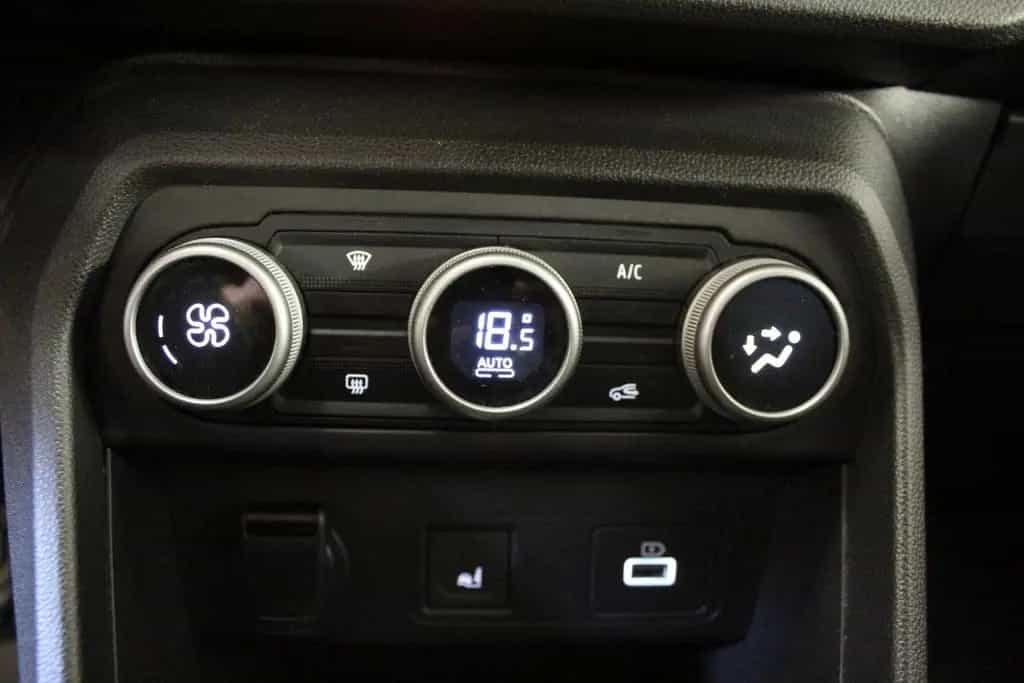 Dacia Jogger TCE 110 Extreme+ 5-Sitzer *AHK* 08/2023-photo-36