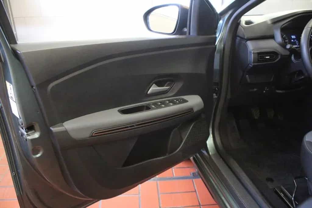 Dacia Jogger TCE 110 Extreme+ 5-Sitzer *AHK* 08/2023-photo-42