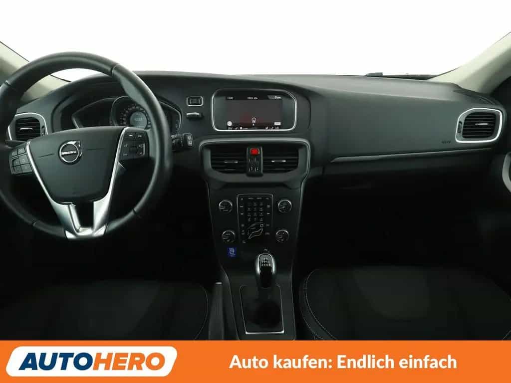 Volvo V40 2.0 T2 Momentum *NAVI*LED*TEMPO*PDC*SHZ* 03/2018-photo-11
