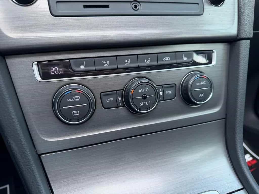 Volkswagen Golf VII Comfortline*Panorama*Scheckheft*PDC 04/2013-photo-34