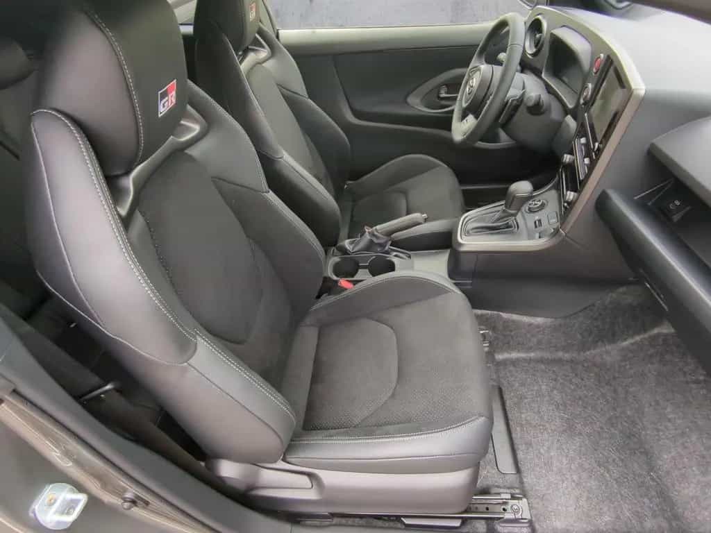 Toyota Yaris GR 1.6 Allrad LED+APP+ACC+SHZ+RFK+DAB 12/2024-photo-12