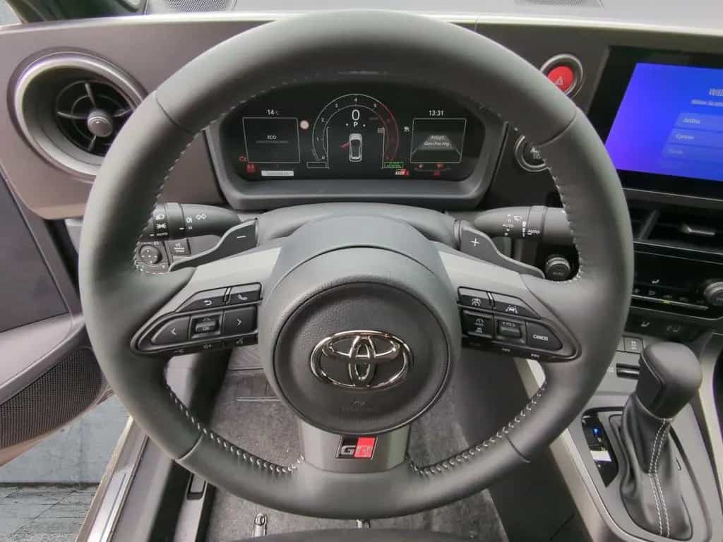 Toyota Yaris GR 1.6 Allrad LED+APP+ACC+SHZ+RFK+DAB 12/2024-photo-9