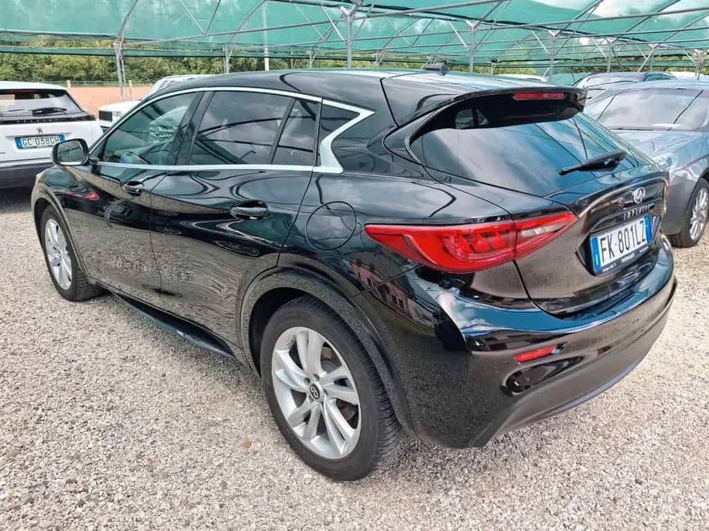 Infiniti Q30 1.5d Premium City Black 109cv 06/2017-photo-4