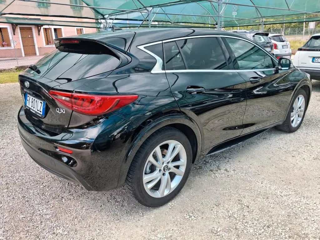 Infiniti Q30 1.5d Premium City Black 109cv 06/2017-photo-6