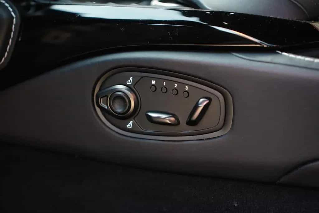 Aston Martin V8 Vantage Coupe 1.HAND / DEUTSCH / ALCANTARA 06/2022-photo-36