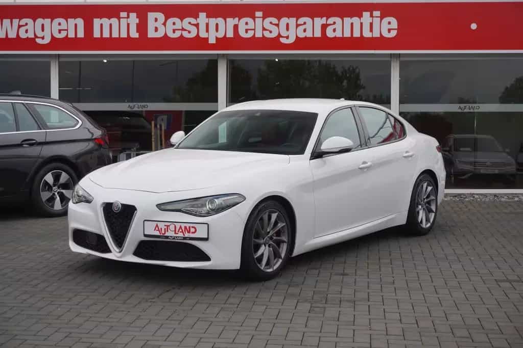 Alfa Romeo Giulia 2.2 Super LED Navi Tempomat PDC Klimaaut. 03/2017-photo-1