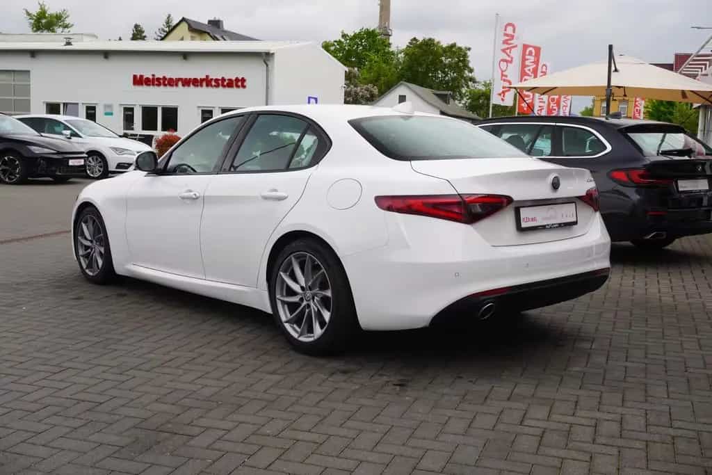 Alfa Romeo Giulia 2.2 Super LED Navi Tempomat PDC Klimaaut. 03/2017-photo-2