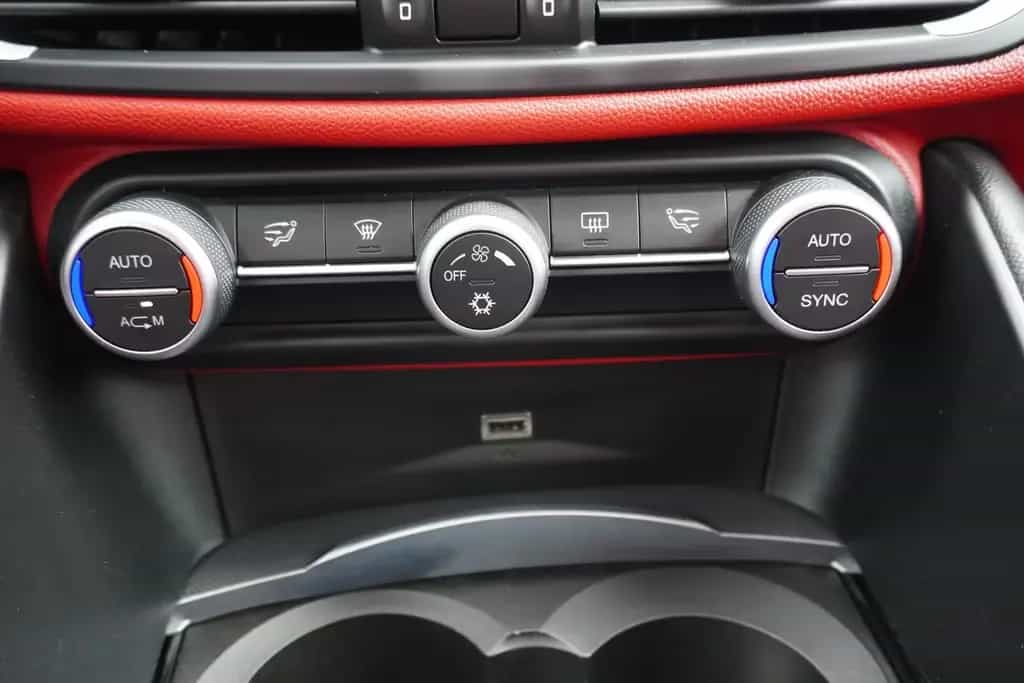 Alfa Romeo Giulia 2.2 Super LED Navi Tempomat PDC Klimaaut. 03/2017-photo-20