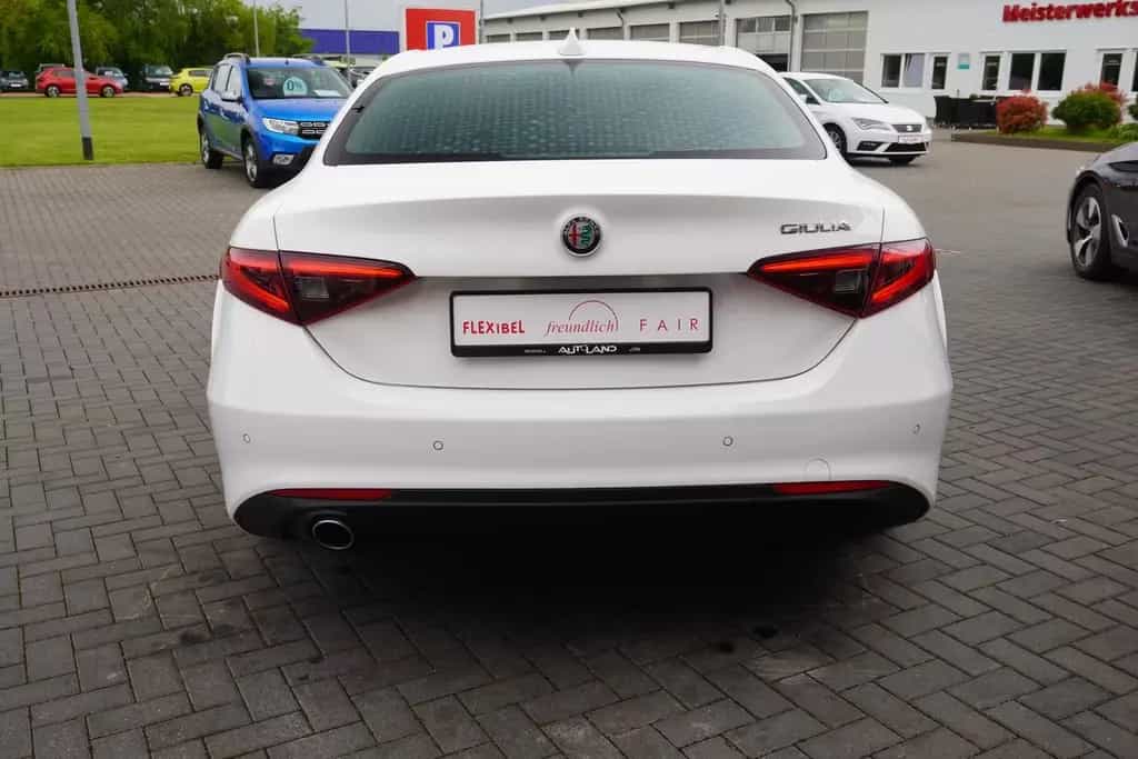 Alfa Romeo Giulia 2.2 Super LED Navi Tempomat PDC Klimaaut. 03/2017-photo-3