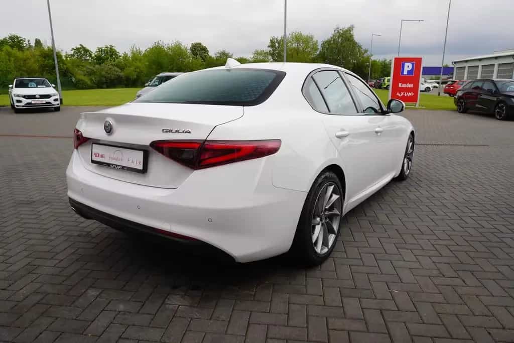 Alfa Romeo Giulia 2.2 Super LED Navi Tempomat PDC Klimaaut. 03/2017-photo-4