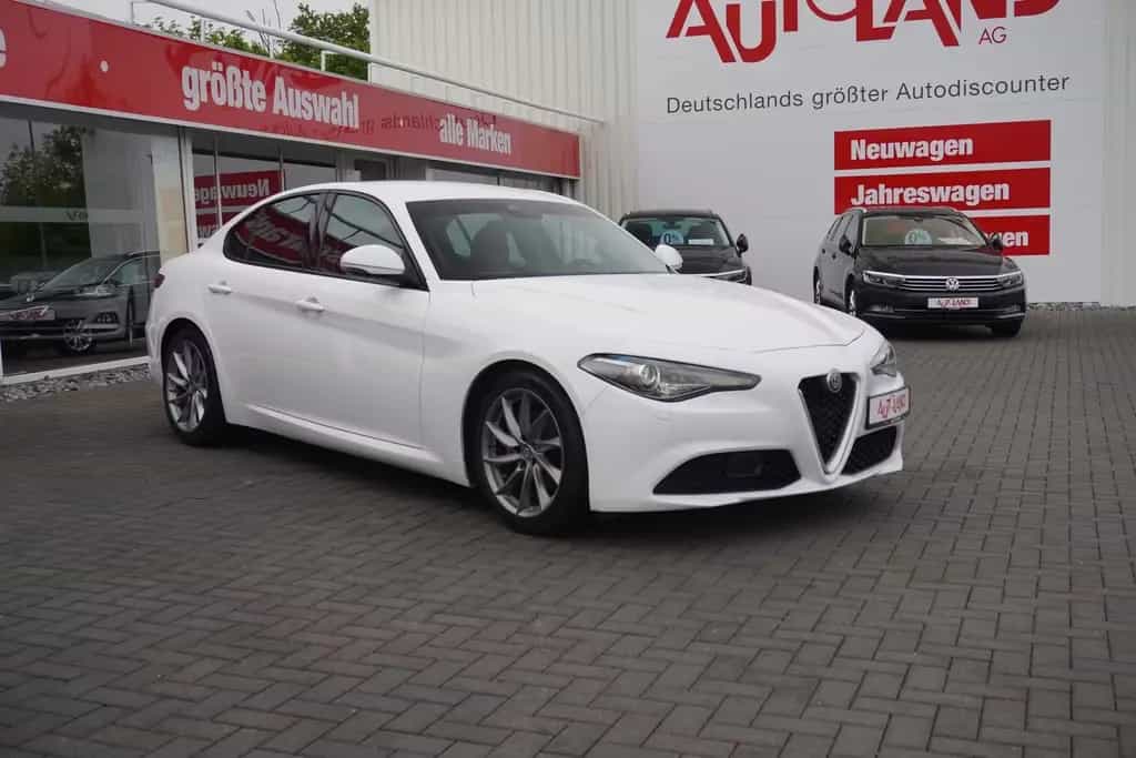 Alfa Romeo Giulia 2.2 Super LED Navi Tempomat PDC Klimaaut. 03/2017-photo-5