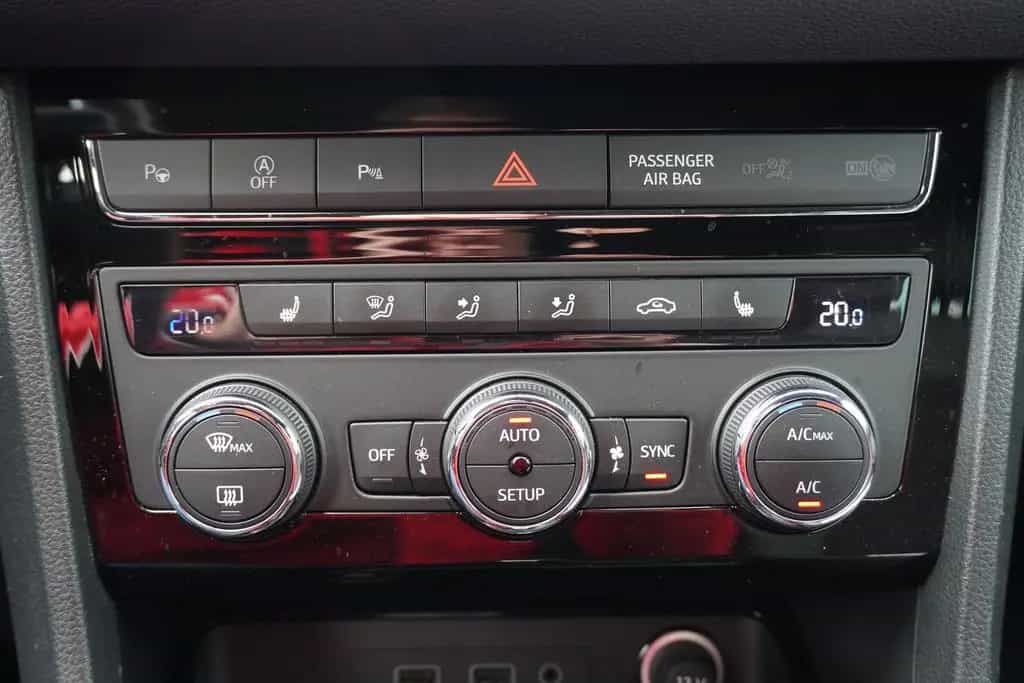 Seat Ateca 1.4 TSI Xcellence DSG LED PDC Sitzheizung 06/2017-photo-21