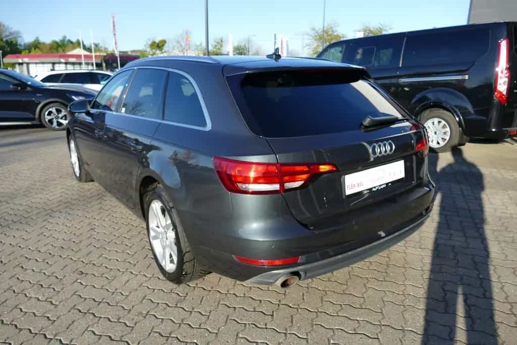 Audi A4 Avant 2.0 TFSI Bi-Xenon Navi Sitzheizung PDC 11/2017-photo-2