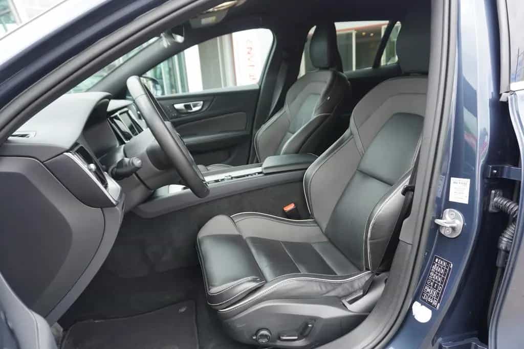 Volvo V60 Kombi 2.0 B4 M-Hybrid LED Virtual Cockpit Na 12/2022-photo-11