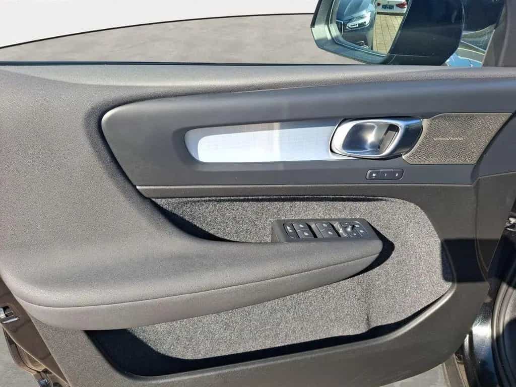 Volvo XC40 B3 Black Edition Plus 360° PANO AHK LED 20" 04/2025-photo-7