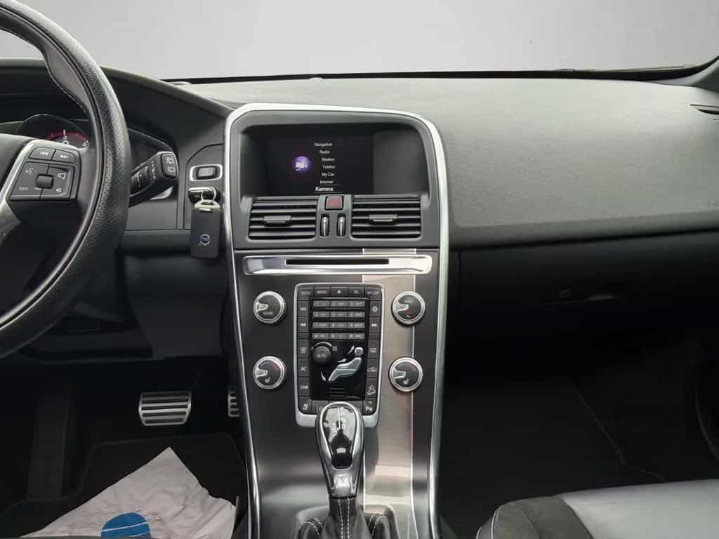 Volvo XC 60 XC60 Momentum AWD R-Design*Pano* 02/2016-photo-16