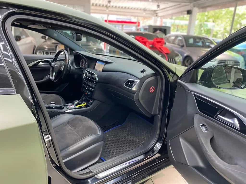 Infiniti Q30 2.2d City Black Edition AWD Leder Pano Navi RueF 05/2016-photo-13