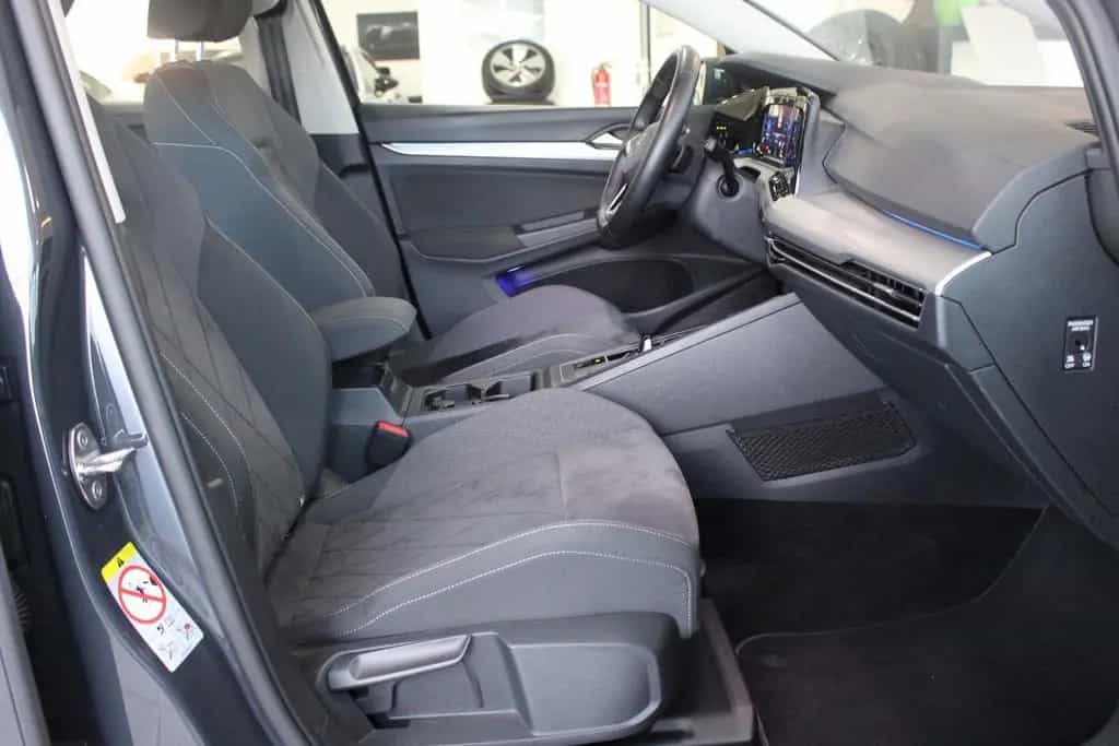 Volkswagen Golf VIII Life eTSI 04/2022-photo-11