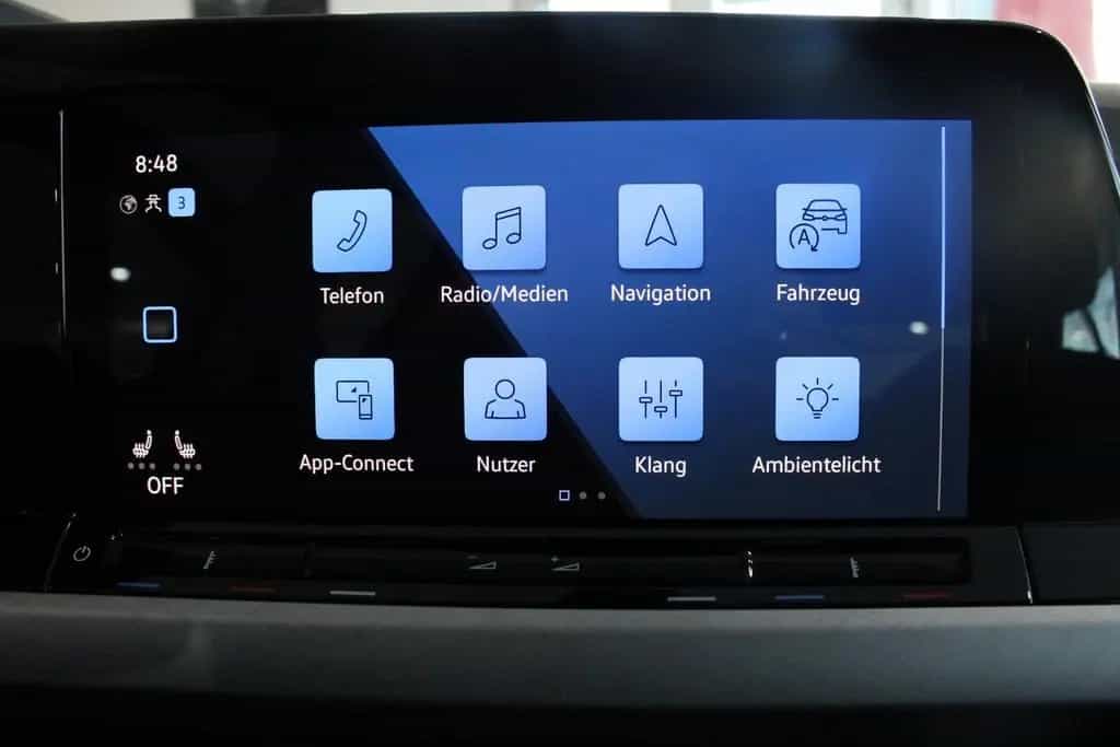Volkswagen Golf VIII Life eTSI 04/2022-photo-21