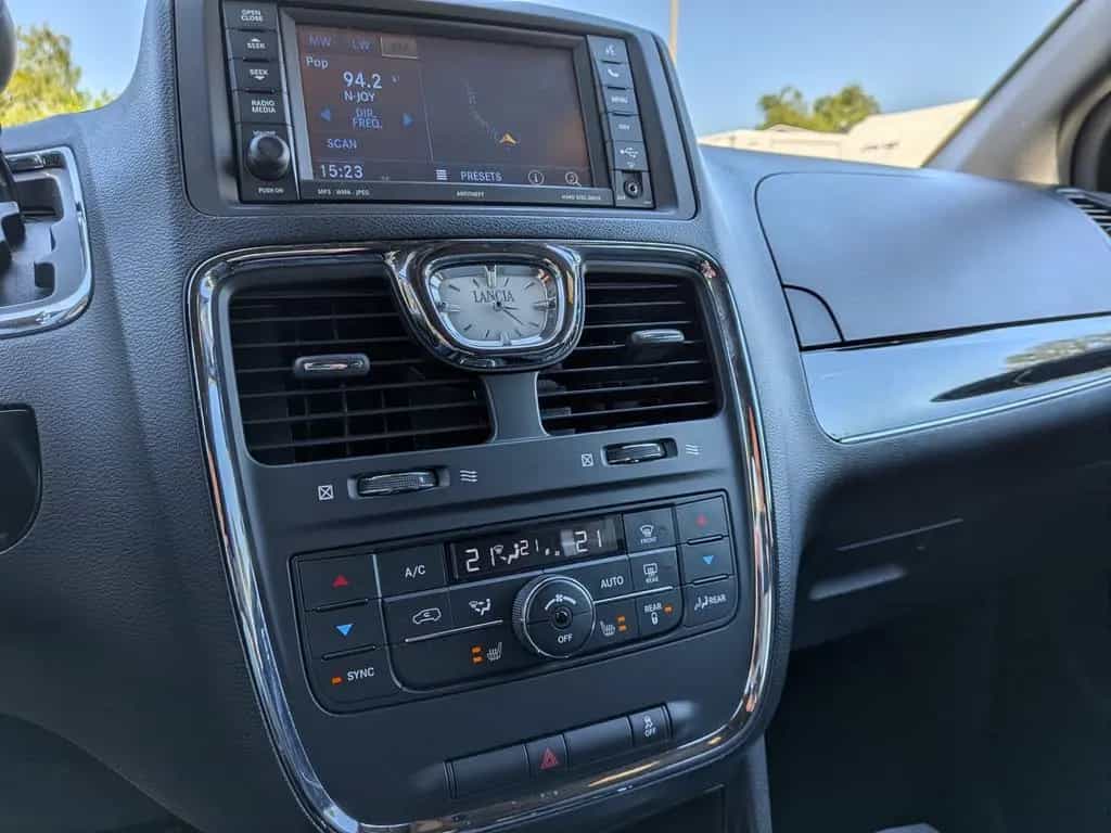 Lancia Voyager S 2.8 CRD 7 Sitze Navi TÜV Neu+Garantie 04/2015-photo-17