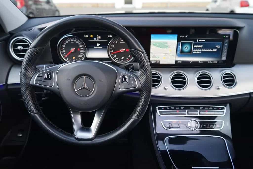 Mercedes-Benz E 200 E200 T-Modell Avantgarde LED Navi 360° Panorama 03/2017-photo-10