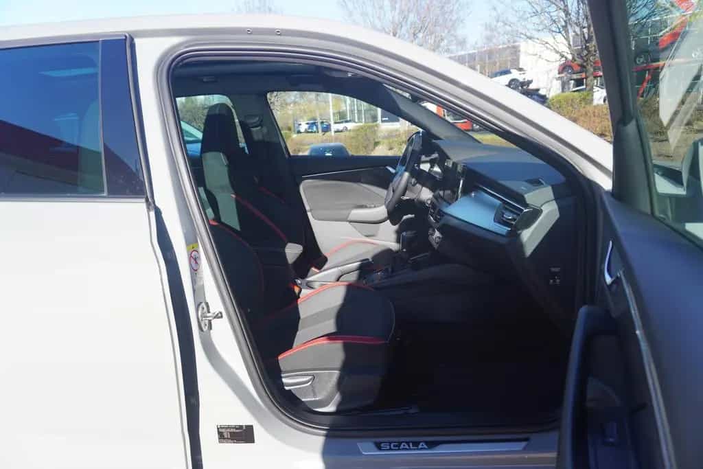 Skoda Scala 1.5 TSI Monte Carlo LED Navi ACC Panorama 01/2023-photo-32