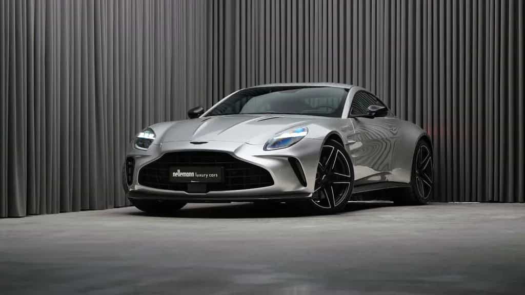 Aston Martin V8 Vantage w. Full Carbon Pack and B&W Audio 11/2024-photo-0