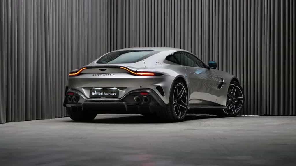 Aston Martin V8 Vantage w. Full Carbon Pack and B&W Audio 11/2024-photo-1