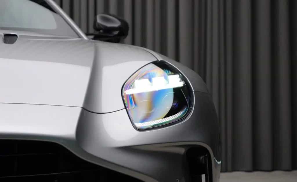 Aston Martin V8 Vantage w. Full Carbon Pack and B&W Audio 11/2024-photo-10