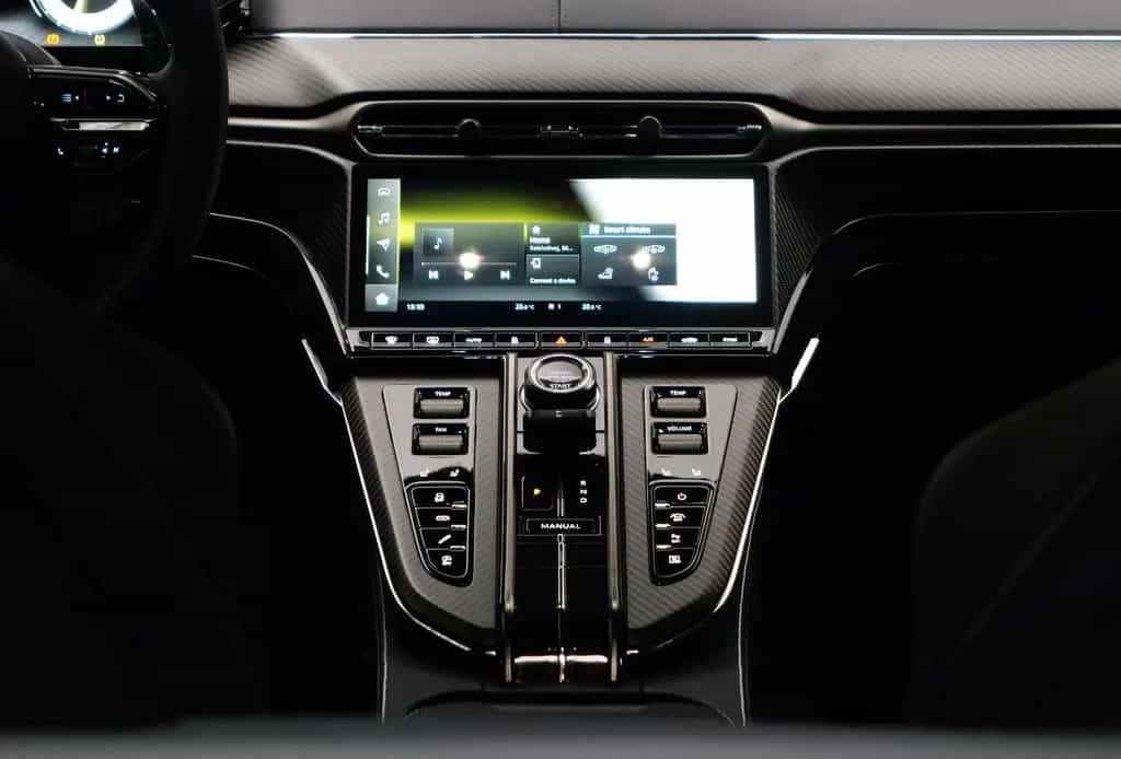 Aston Martin V8 Vantage w. Full Carbon Pack and B&W Audio 11/2024-photo-11