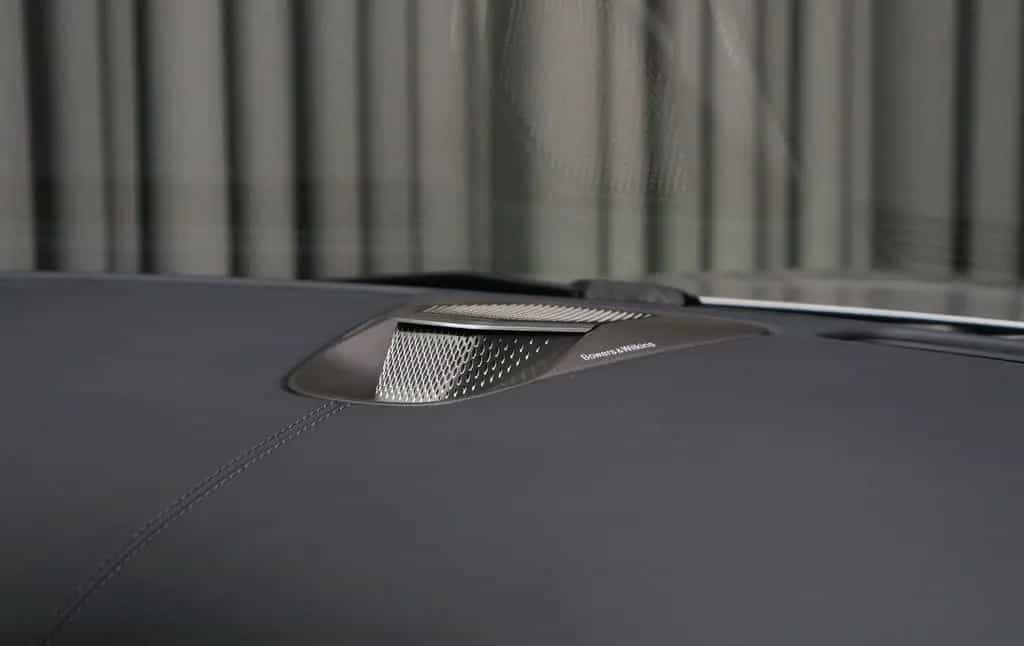 Aston Martin V8 Vantage w. Full Carbon Pack and B&W Audio 11/2024-photo-13