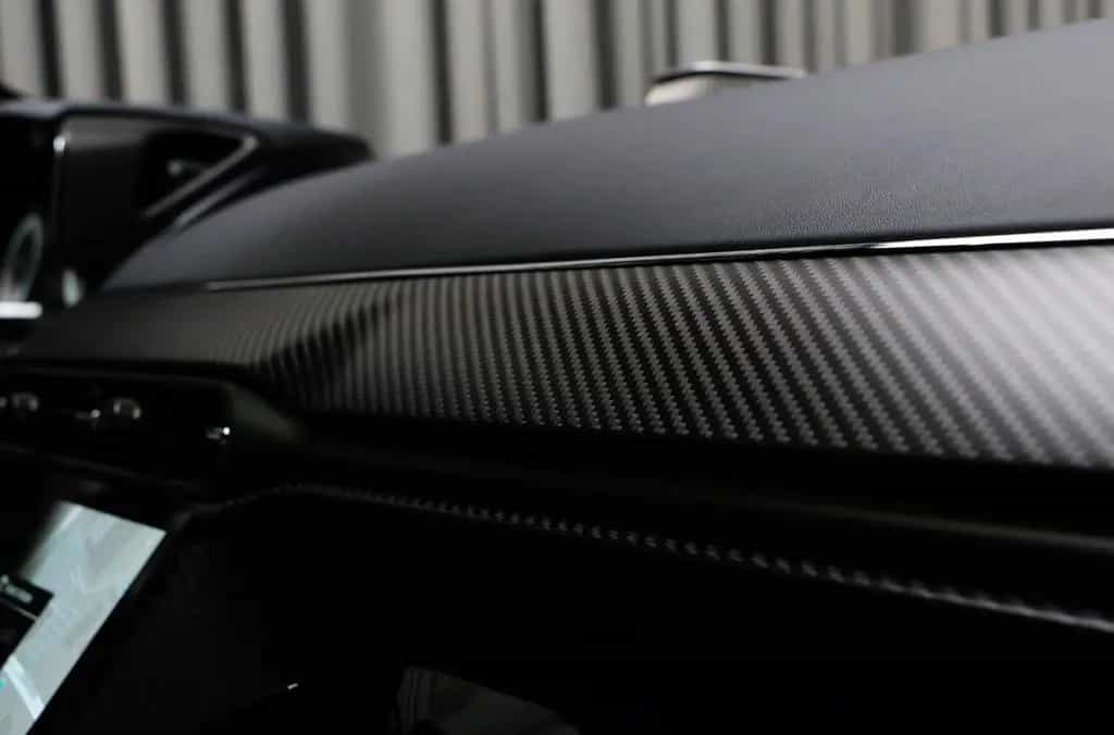 Aston Martin V8 Vantage w. Full Carbon Pack and B&W Audio 11/2024-photo-15