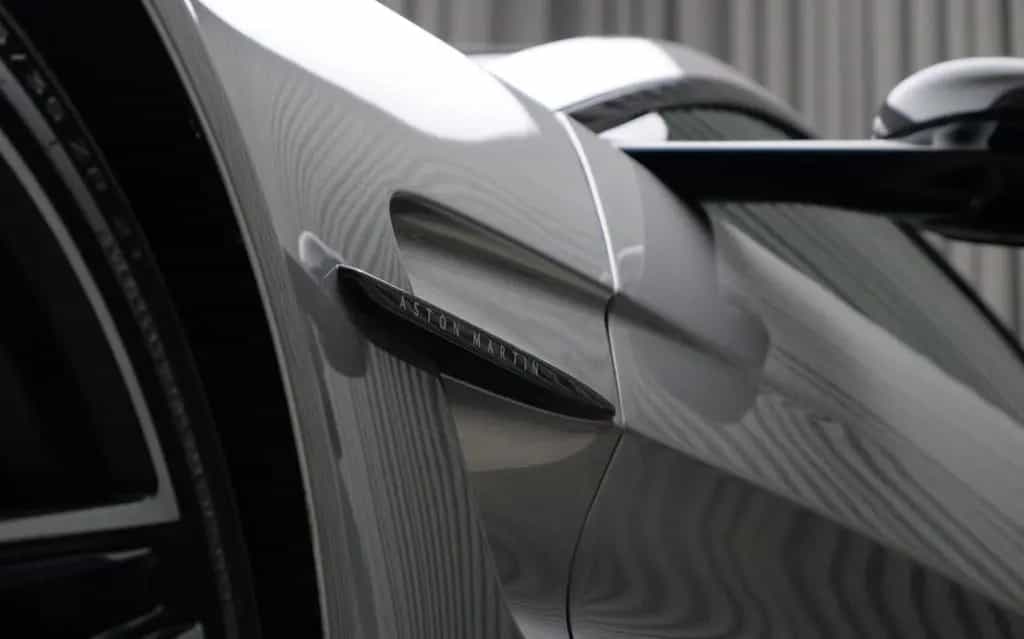 Aston Martin V8 Vantage w. Full Carbon Pack and B&W Audio 11/2024-photo-16