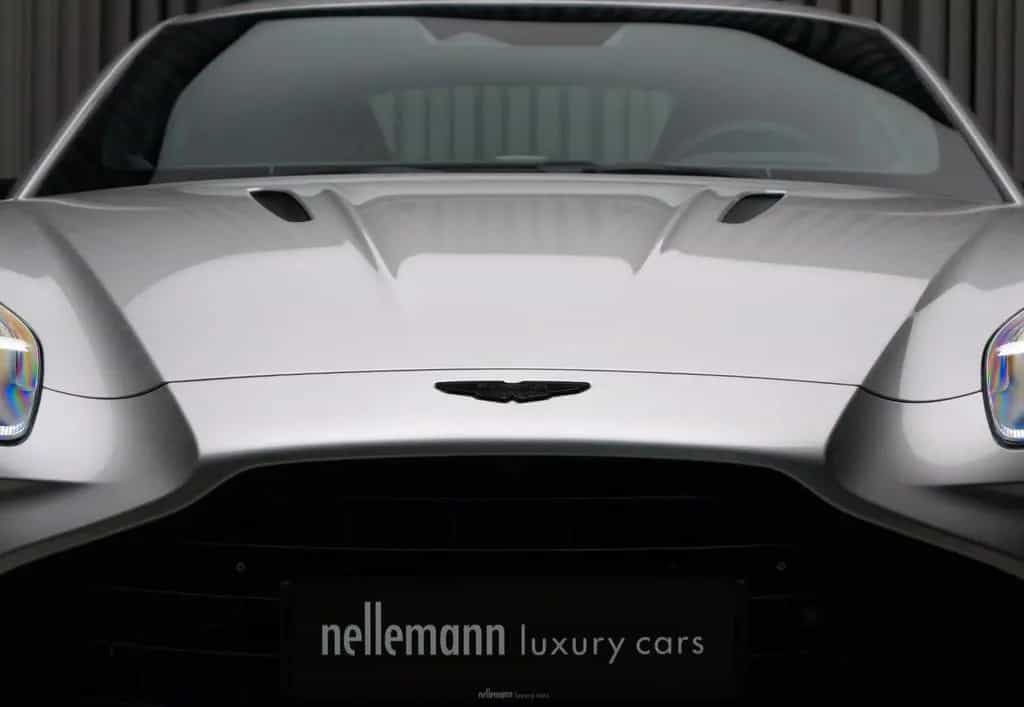 Aston Martin V8 Vantage w. Full Carbon Pack and B&W Audio 11/2024-photo-17