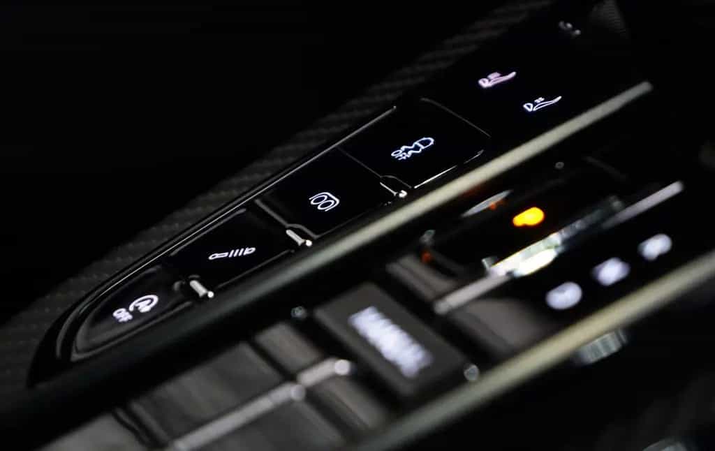 Aston Martin V8 Vantage w. Full Carbon Pack and B&W Audio 11/2024-photo-18
