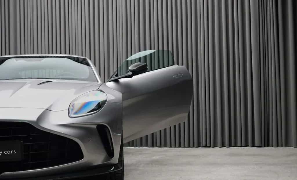 Aston Martin V8 Vantage w. Full Carbon Pack and B&W Audio 11/2024-photo-19