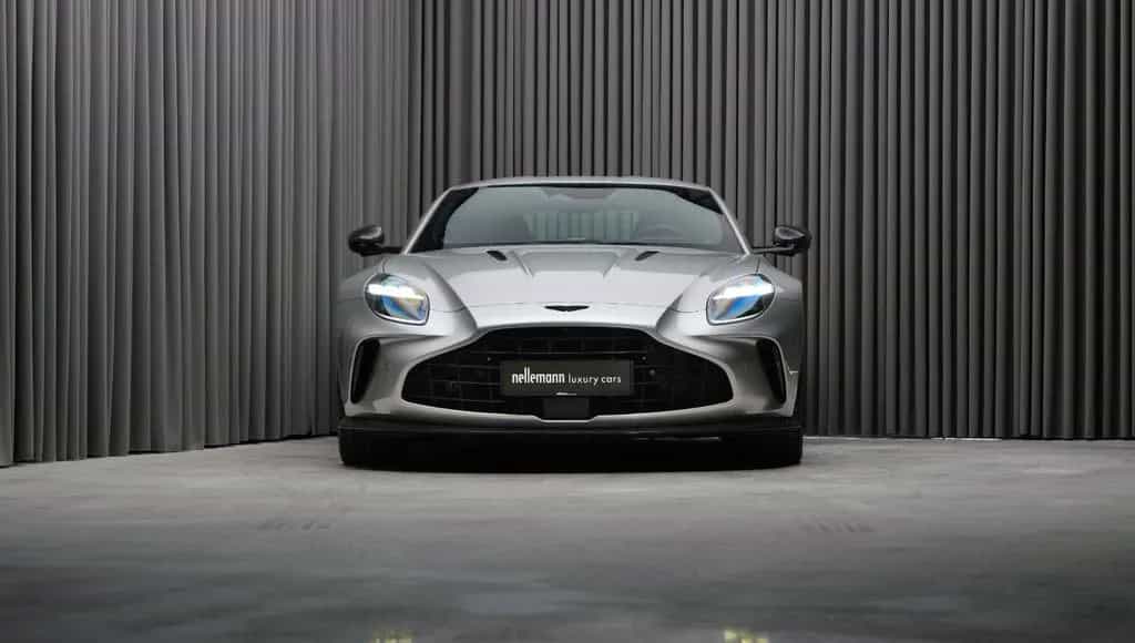 Aston Martin V8 Vantage w. Full Carbon Pack and B&W Audio 11/2024-photo-2