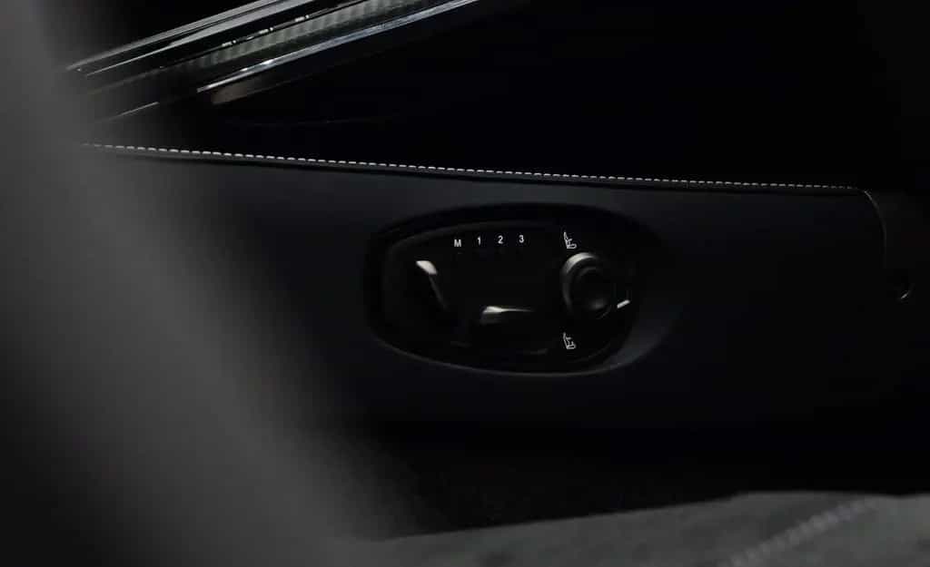 Aston Martin V8 Vantage w. Full Carbon Pack and B&W Audio 11/2024-photo-21