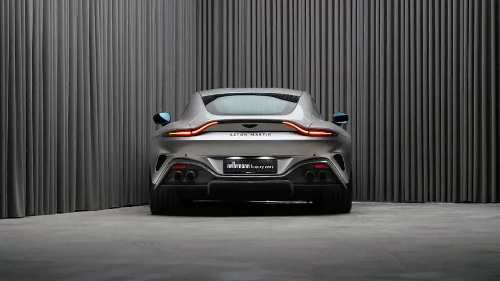 Aston Martin V8 Vantage w. Full Carbon Pack and B&W Audio 11/2024-photo-3