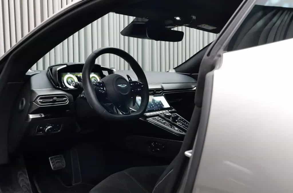 Aston Martin V8 Vantage w. Full Carbon Pack and B&W Audio 11/2024-photo-4