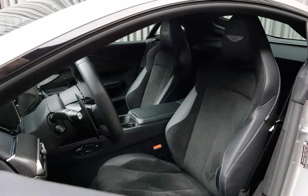 Aston Martin V8 Vantage w. Full Carbon Pack and B&W Audio 11/2024-photo-5