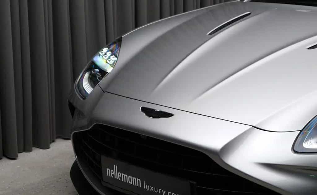 Aston Martin V8 Vantage w. Full Carbon Pack and B&W Audio 11/2024-photo-6