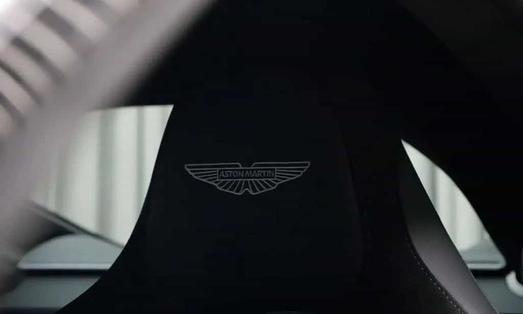 Aston Martin V8 Vantage w. Full Carbon Pack and B&W Audio 11/2024-photo-7