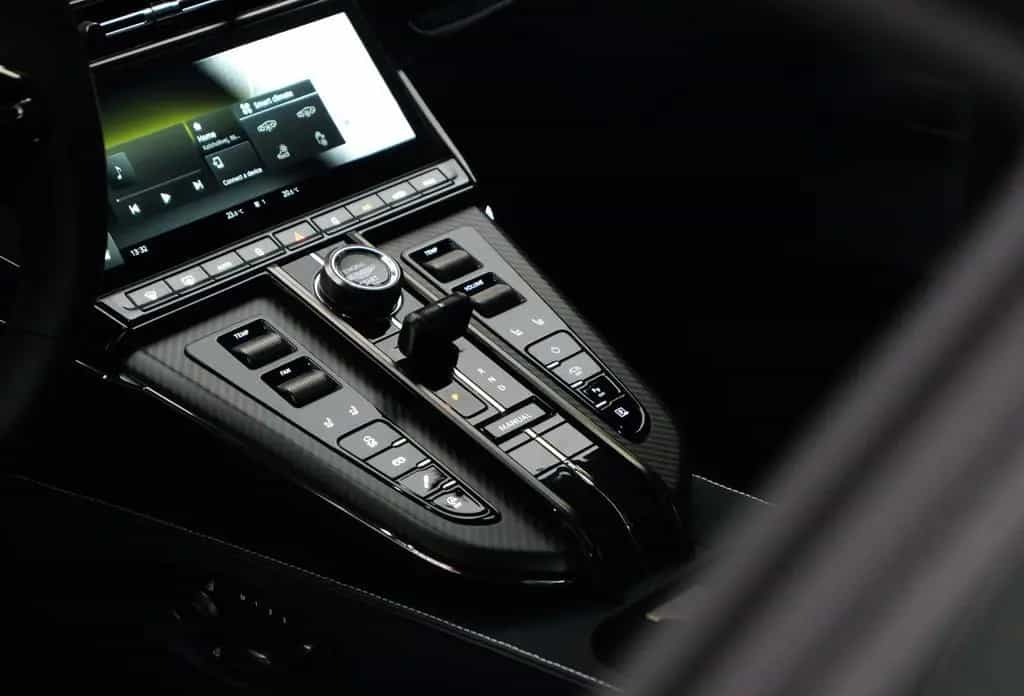 Aston Martin V8 Vantage w. Full Carbon Pack and B&W Audio 11/2024-photo-9