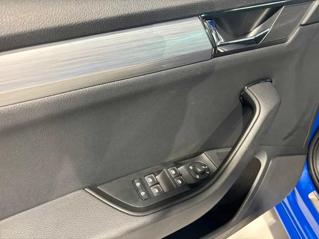 Skoda Superb Combi 1.5TSI 1.HD DSG LED ACC APPLE TEMP 06/2022-photo-11