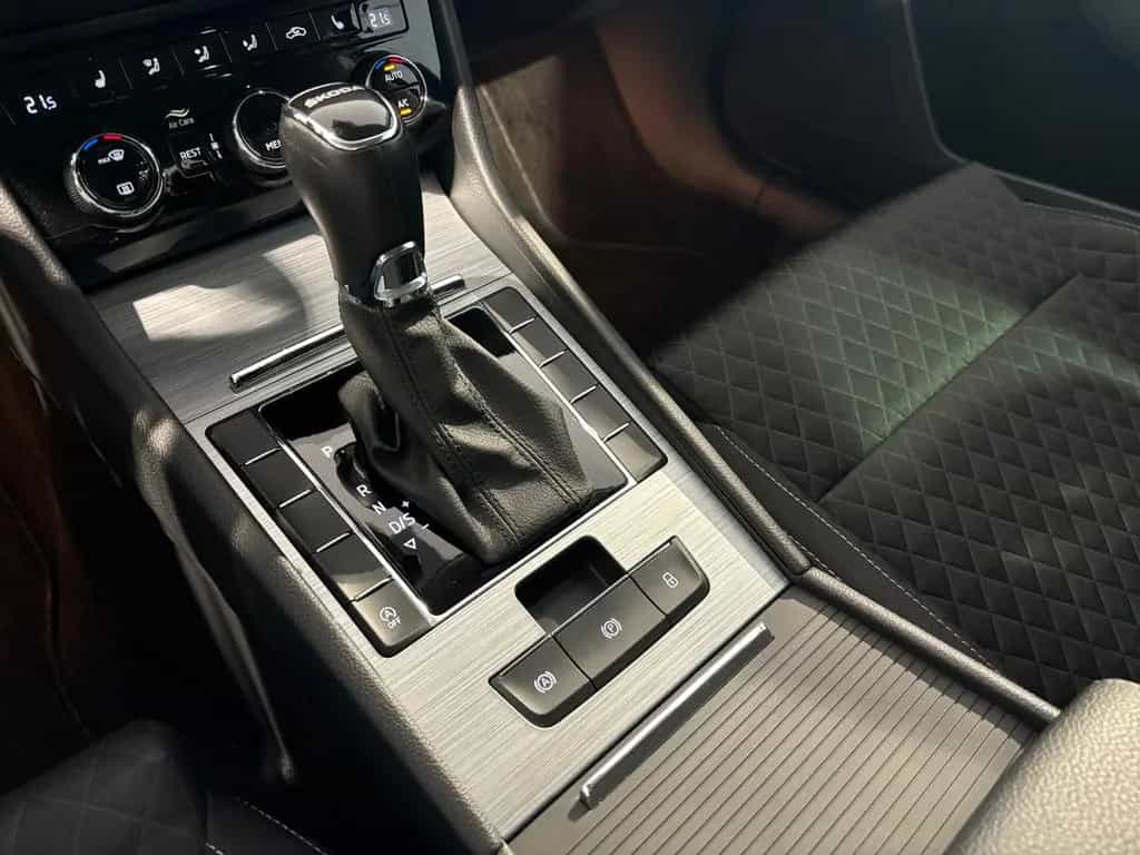 Skoda Superb Combi 1.5TSI 1.HD DSG LED ACC APPLE TEMP 06/2022-photo-13